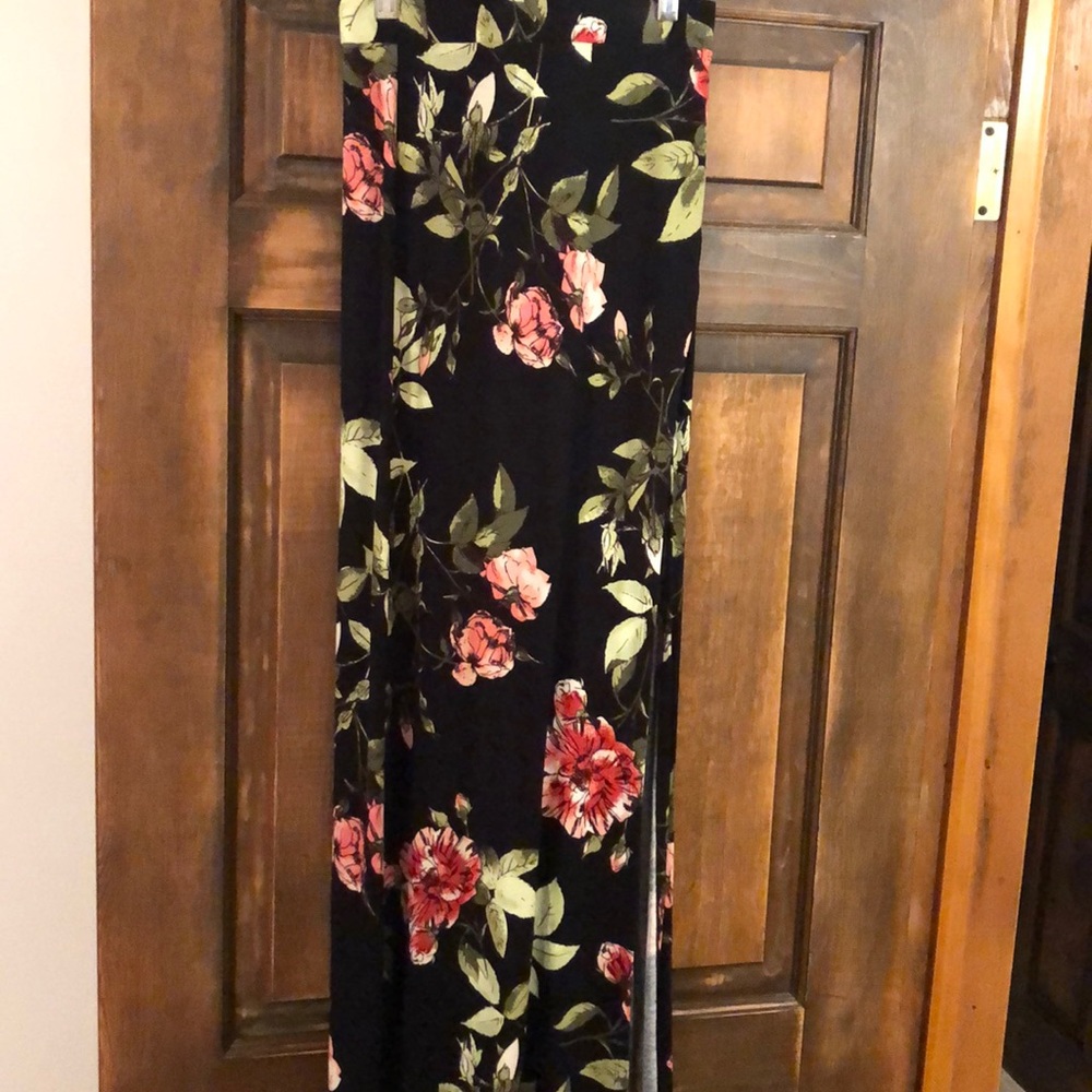 Maxi skirt with side slit